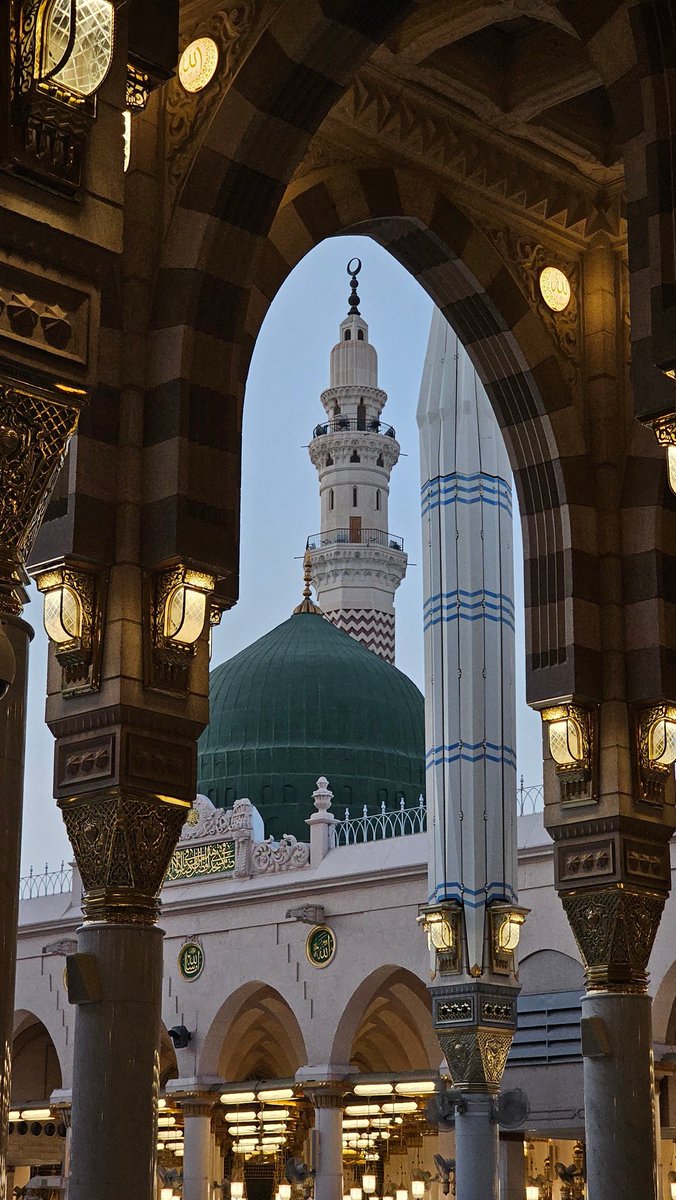 إنَّ الصَّلاةَ على النَّبيِّ وصحبهِ
سببٌ  لطَـردِ  الهَمِّ  والأحْـزَانِ" ﷺ