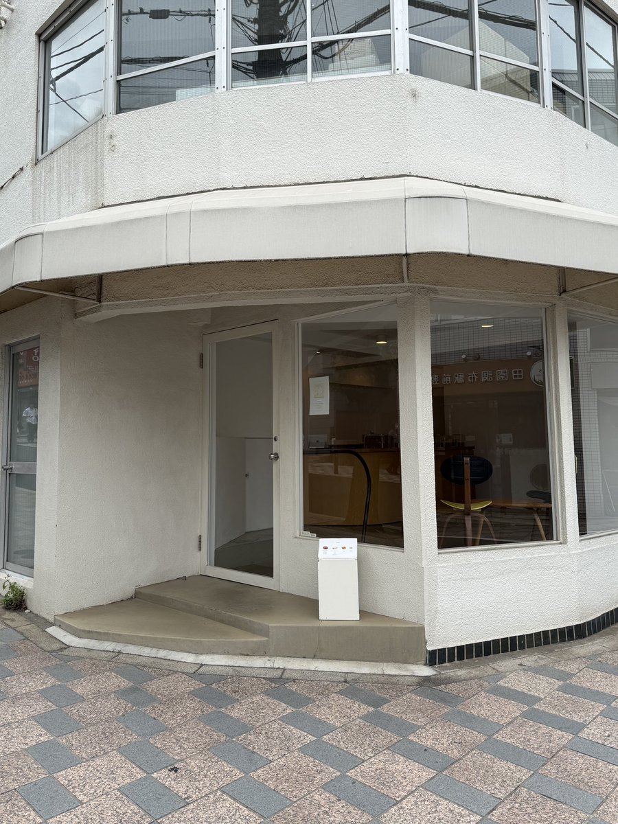 田園調布にあるお菓子屋さん
「SAVEUR（サヴール）」

なんといってもバターケーキは、フォークがスーッと入るほど滑らかで圧倒的な口溶け😋🧈

1種類ずつケーキが入ったガラスのケースが並ぶ洗練された店内も良き✨