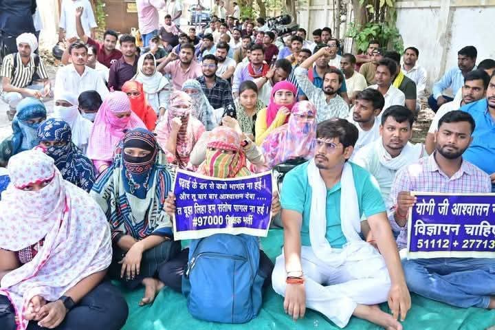 उत्तरप्रदेश में 2018 से यानी कि 7 सालों से नई प्राथमिक शिक्षक भर्ती का विज्ञापन न जारी होने के कारण लाखों शिक्षक सड़कों पर आंदोलन करने को मजबूर है।
सरकार अपनी मंशा साफ करे और जल्द से जल्द इन प्रशिक्षुओं के लिए भर्ती निकाले।
यदि सरकार जल्द से जल्द एक बड़ी शिक्षक भर्ती नहीं निकालती