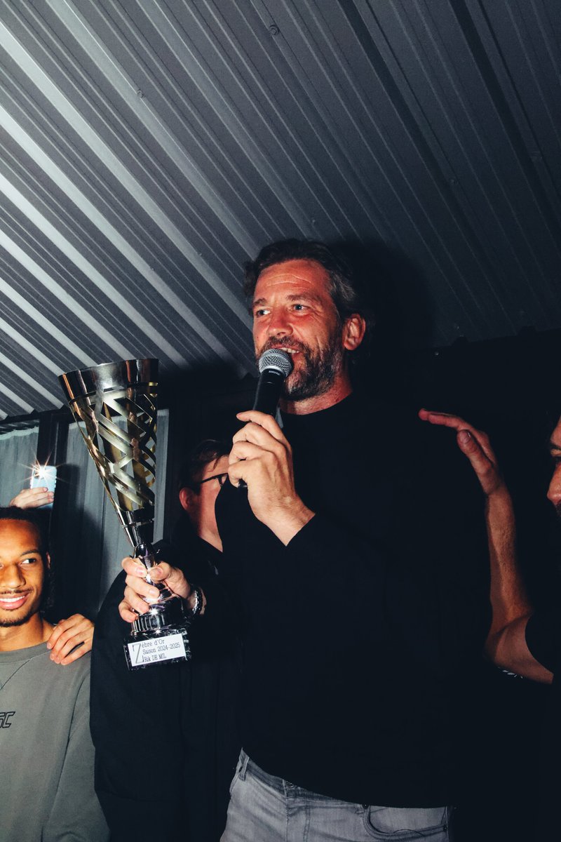 Le Fan Coaching et le 12e Homme ont remis, après la victoire face à Anvers, le Zèbre d’Or à Rik De Mil. Une récompense symbolique pour le bon travail accompli par le coach cette saison ! 👏🖤

#RCSC #UExperts ⚫️⚪️