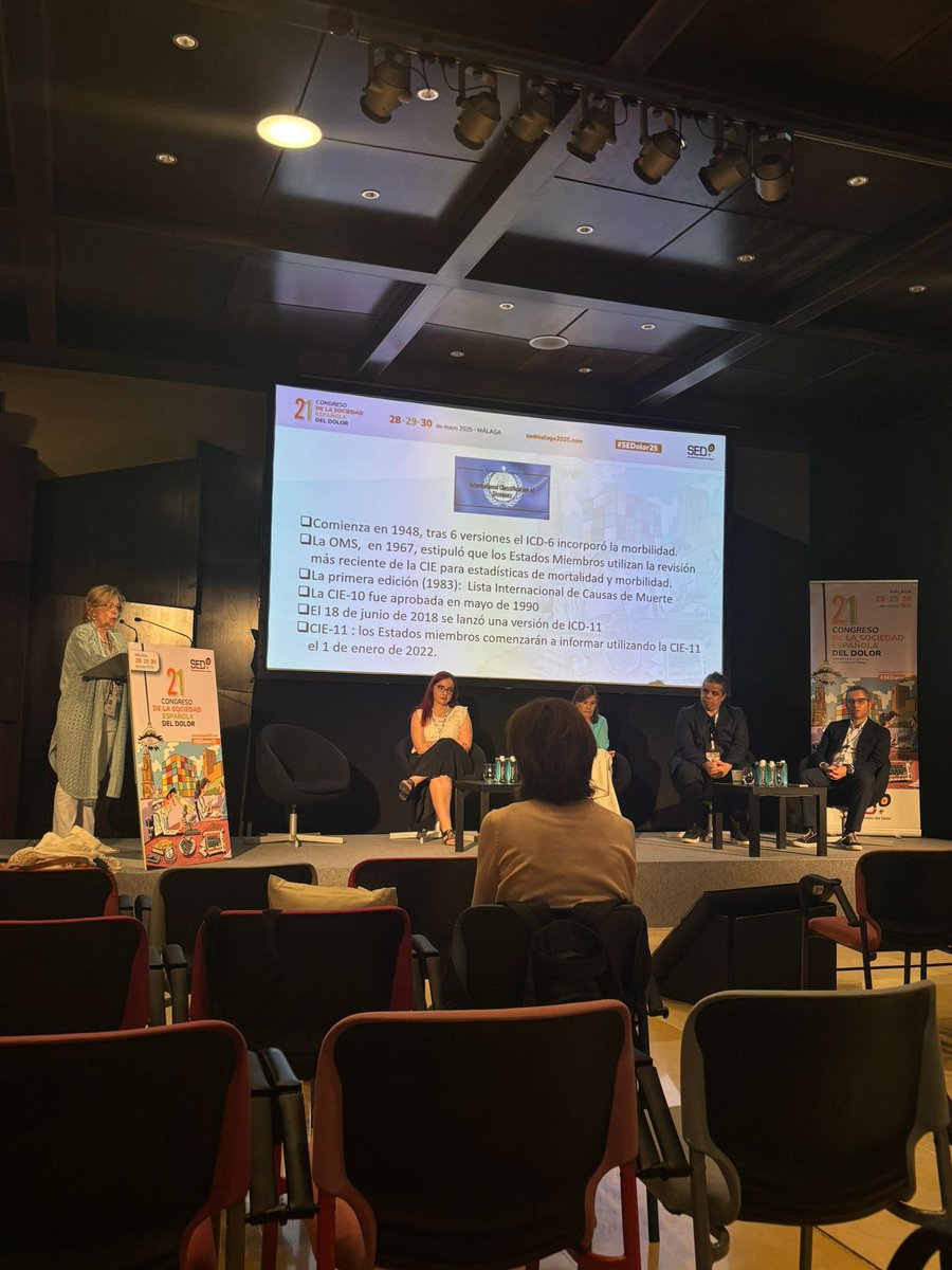 En la mesa “Codificación en dolor, ¿cómo y por qué?”, moderada por Elena Catalá Puigbó, Concepción Pérez Hernández presenta “CIE-11: un gran paso adelante”. #Sedolor25