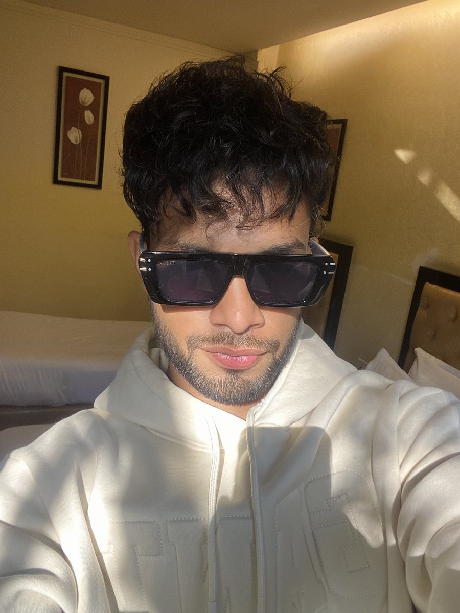 Sumittomarpkp's tweet photo. 🤳😎🪟

#HighAsYou #Delhi #GoodVibes https://t.co/Wp9h4lxCOA