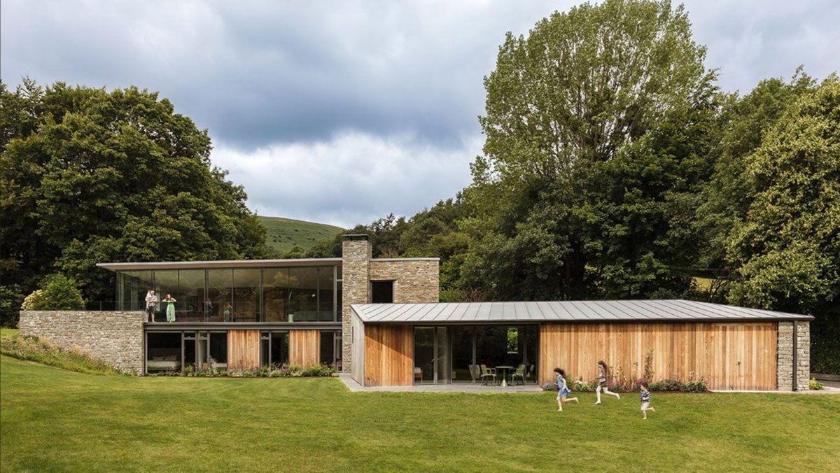Matt_building's tweet photo. 1/5 My latest in a series celebrating newbuild housing in Britain is Croes Fach designed by Hall + Bednarczyk Architects in Crickhowell, an 'upside down' house that recently won a @The_RSAW Award https://t.co/50VSmnVAFs