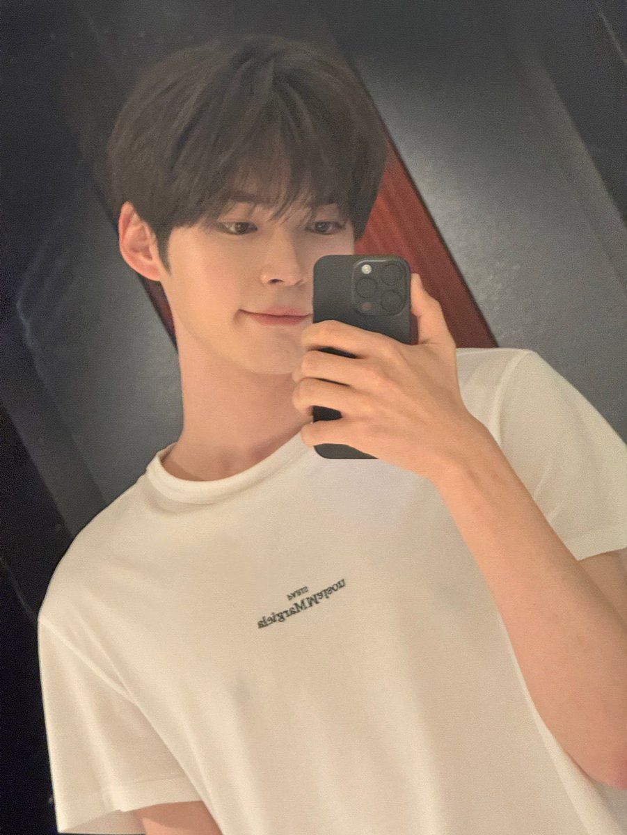 250530 🐹💬

- 📸
“bbyong”
“but i realised they're all taken really similarly”