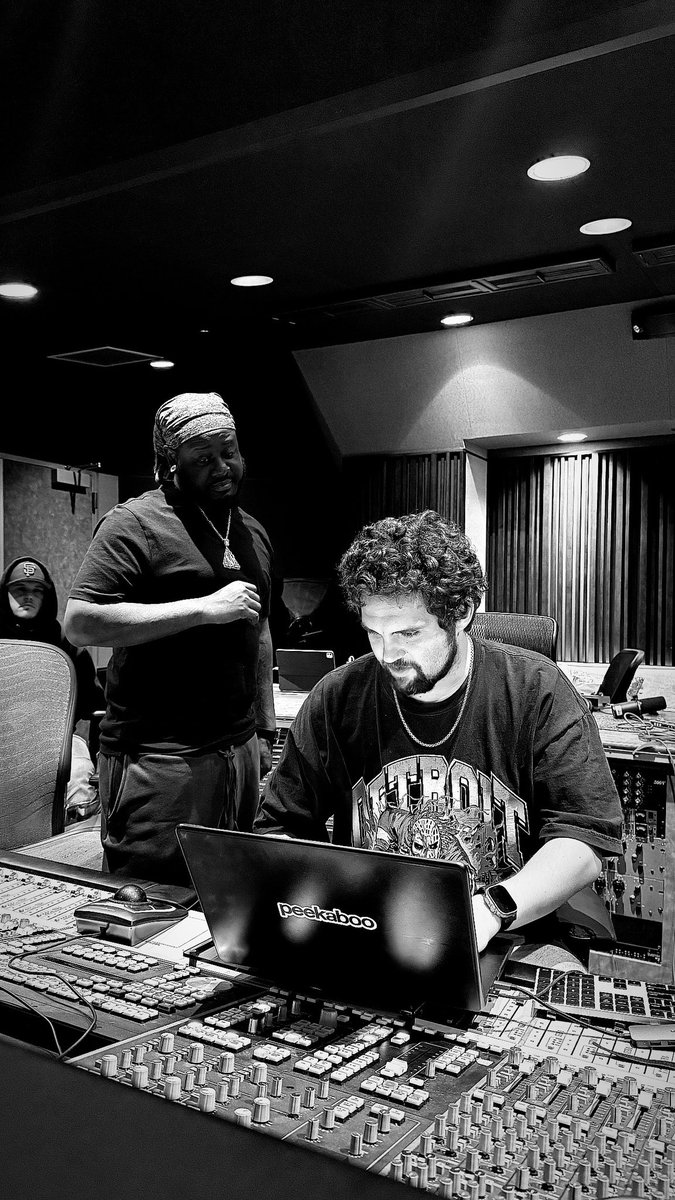 PEEKABOO tweet media