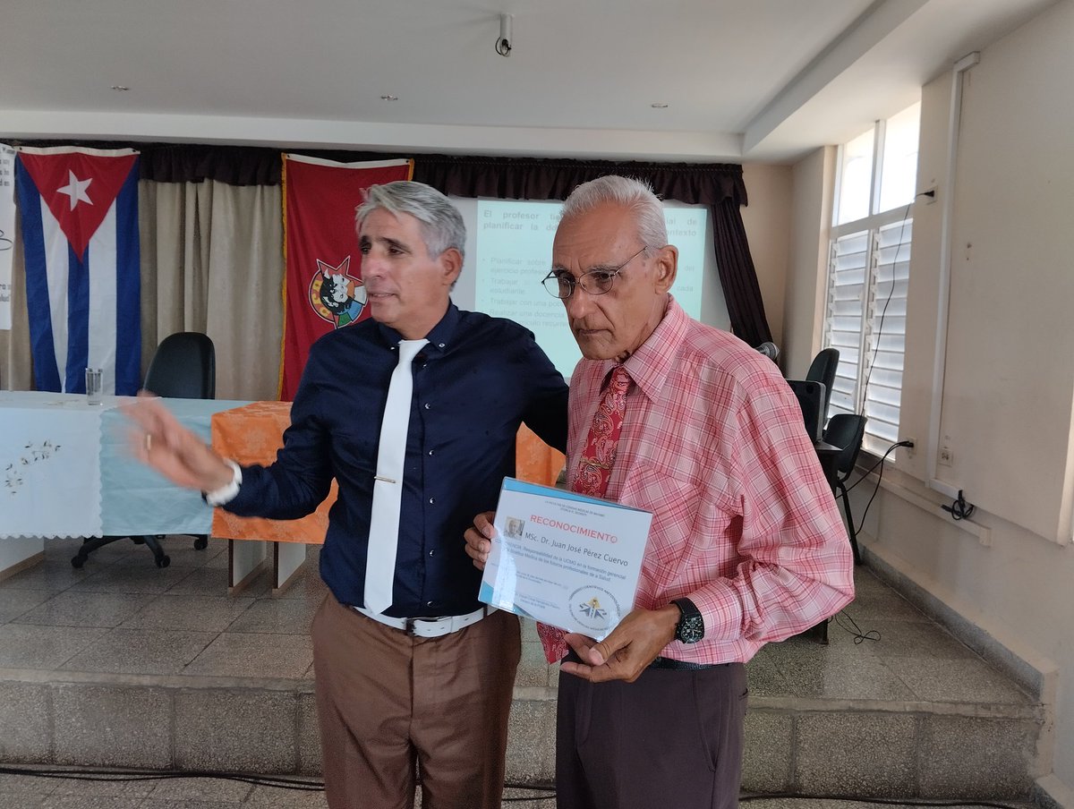 fcmbg383960's tweet photo. 🧑‍🏫🩺Inicia el Seminario Científico Metodológico con la prestigiosa participación del Dr. Juan José Pérez Cuervo, quien imparte la conferencia: "Responsabilidad de la Universidad Médica de Granma en la formación gerencial y bioética de los futuros profesionales de la medicina." 🏛️ https://t.co/KtWaPXrRg2