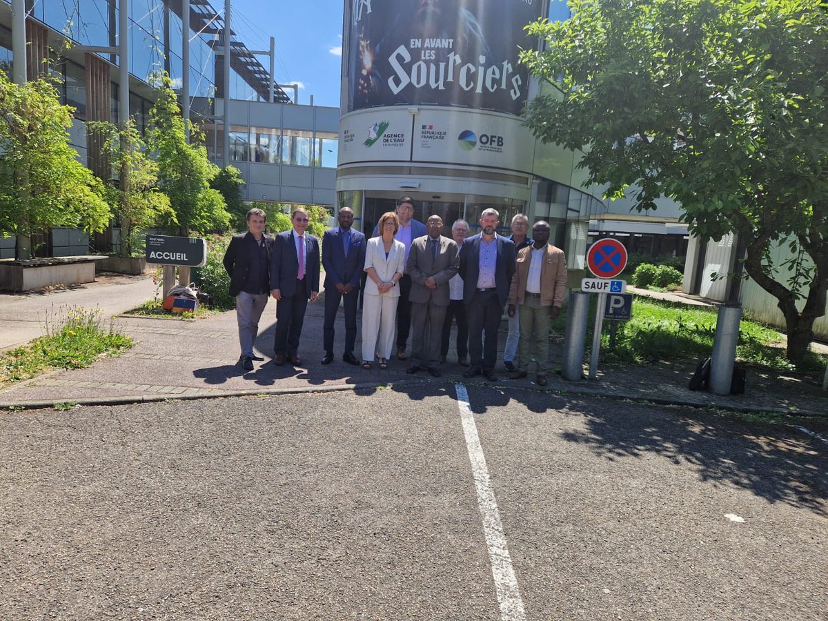 Ce30/5/25,SEM l’Amba du🇧🇮en🇫🇷 s'est entretenu avec M.Xavier MORVAN DG Agence de l'eau Rhin-Meuse en présence d'autres partenaires du🇧🇮.
La réunion a scellé les débuts d'1 partenariat institutionnelle de la REGIDESO&amp;Agence.Ils ont tous été ravis de cet heureux aboutissement. ⁦