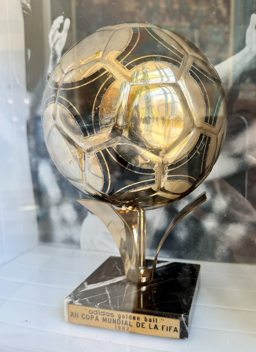 Full house at the inauguration of the exhibit "Paolo Rossi, a Golden Boy" ⚽️co-organized by 🇮🇹 and the Paolo Rossi Foundation to honor the life and legacy of World Cup champion within the celebrations of #WorldFootballDay. 

Together we shined a light on the transformative power