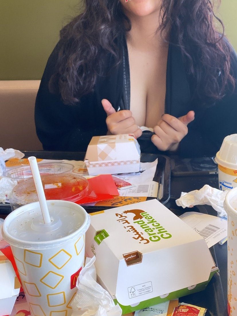 لما اكون خارجه مع جوزي وصاحبه يرن يساله انته فين 🫦🫦🔥