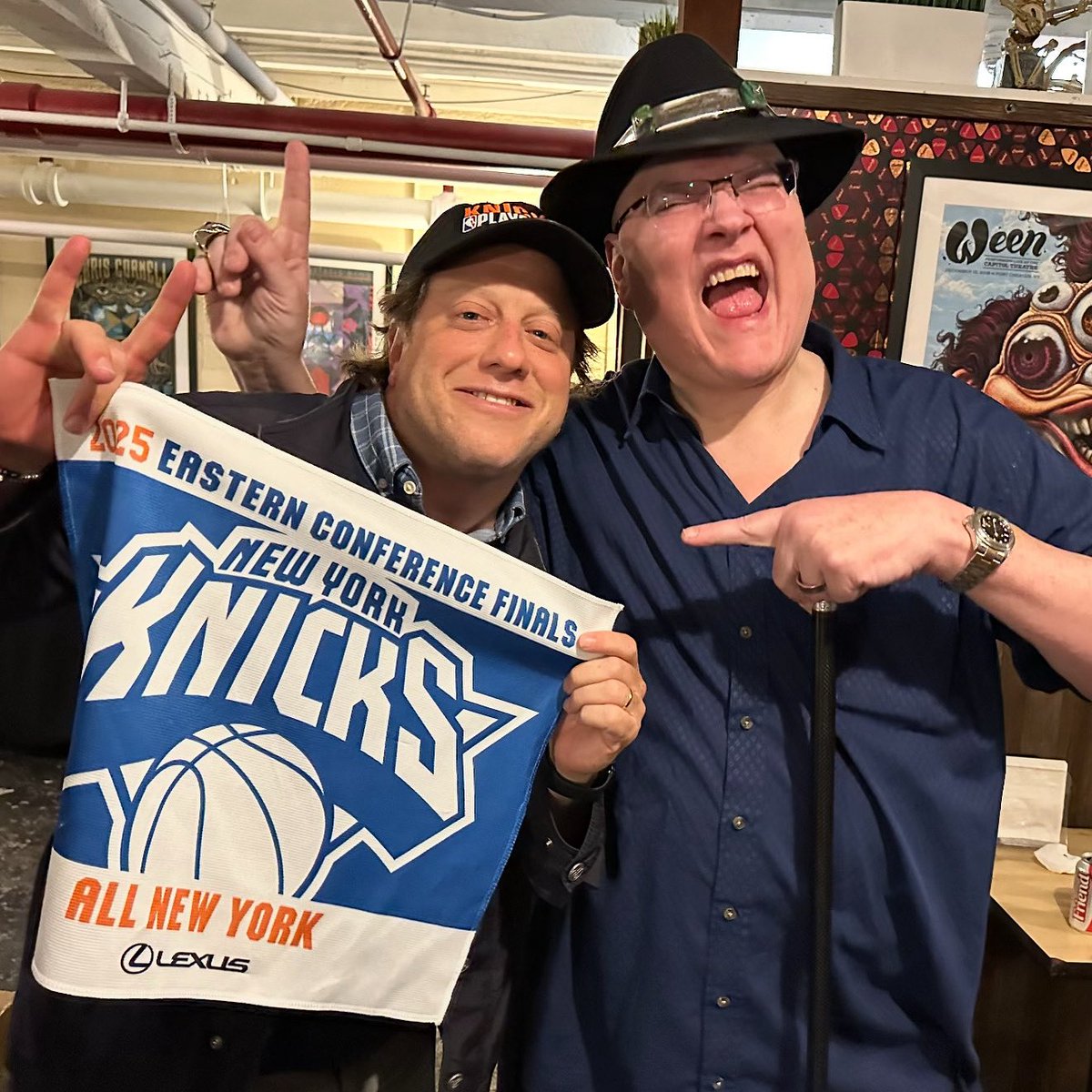 Last night did not disappoint… 🎉 Knicks win and Blues Traveler rocked the house. Big love for New York. Go Knicks! 🧡💙🏀 

📸: Bettie Levy