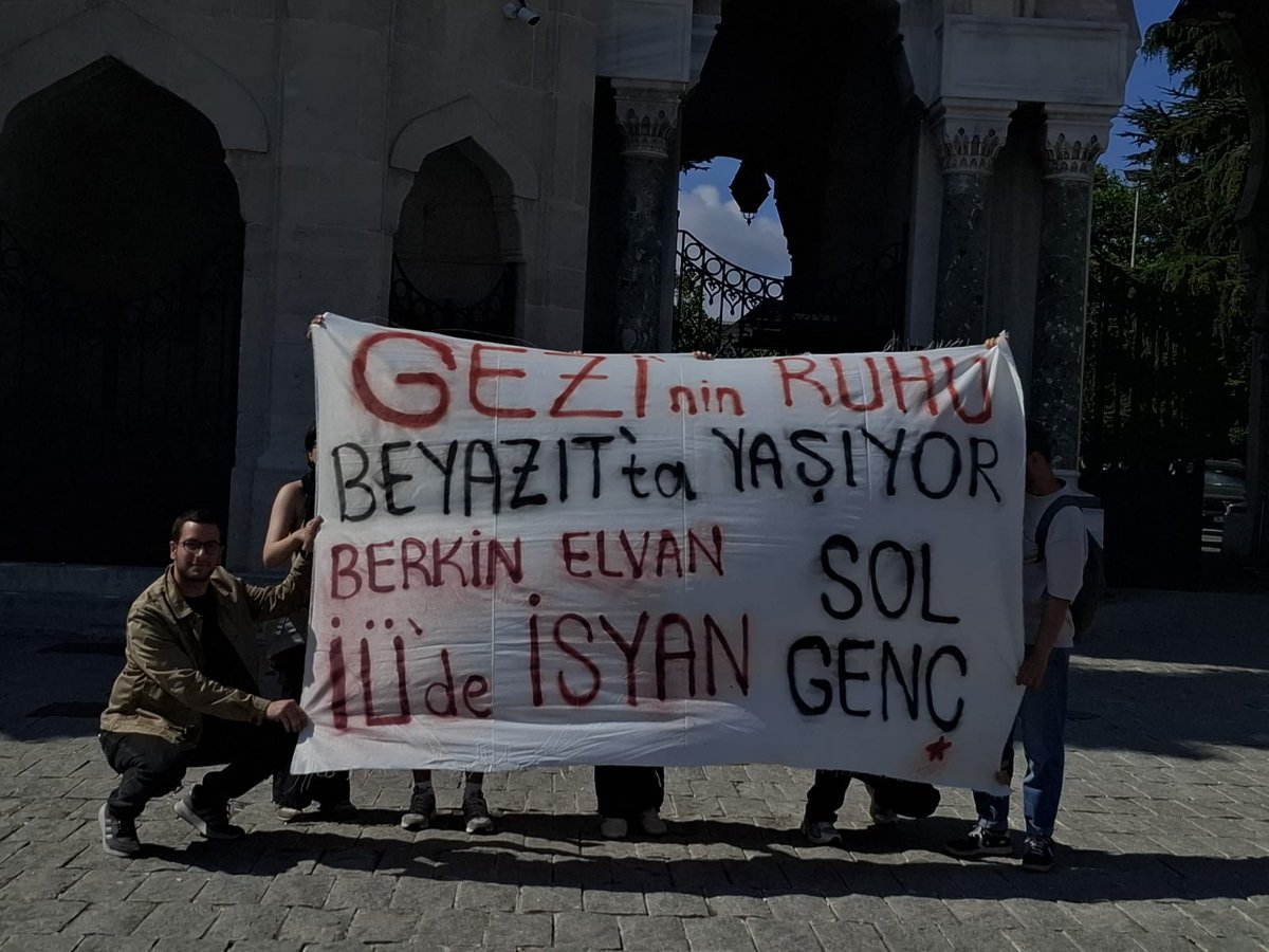 Gezi'in Ruhu Beyazıt'ta Yıkılan Barikatta Yaşıyor!

7 arkadaşımız Beyazıt anakapı önünde pankart açtıkları için gözaltına alındı.

✊️Gezi Halktır, Halk Kazanacak!