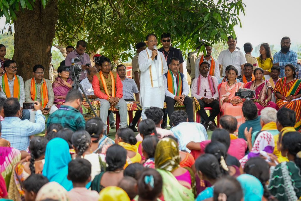 मुख्यमंत्री श्री विष्णु देव साय ने बस्तर जिले के ग्राम नारायणपाल में चौपाल लगाकर ग्रामवासियों से सीधे संवाद किया। उनके अचानक पहुँचने से ग्रामीण चकित रह गए और आनंदित भी हुए।

ग्रामवासियों ने मुख्यमंत्री जी के साथ सुशासन से बस्तर में आए सकारात्मक बदलाव की खुशी साझा की। इस चौपाल में