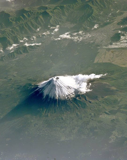 Las vistas más surrealistas desde arriba 🧵

1. El monte Fuji visto desde la Estación Espacial Internacional
