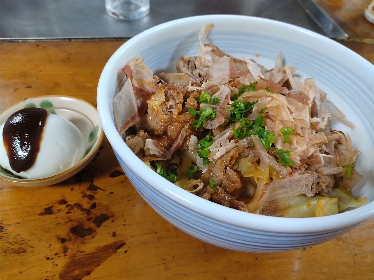 焼きうどんとサービスの味噌煮卵めっちゃ美味しかった。350円。ワイ昭和にタイムスリップしたんか？