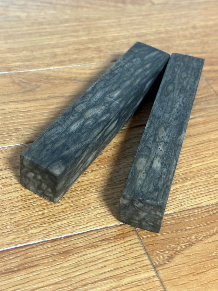 最近、こぶた工房さんとWoodNectさんのペンを購入して黒柿の所有欲はだいぶ満たされてきた！あとこの黒柿の木材をどうにかペンにしたい！
＃黒柿孔雀杢
＃こぶた工房
＃WoodNect