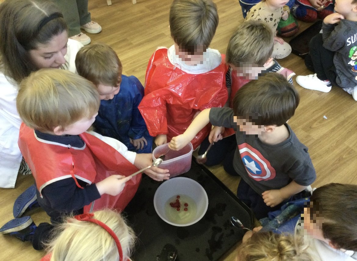 Keeshanlab's tweet image. Nursery STEM workshop #whatsinyourblood @Scopio_Labs @UofGCancerSci @rigby_evie78744