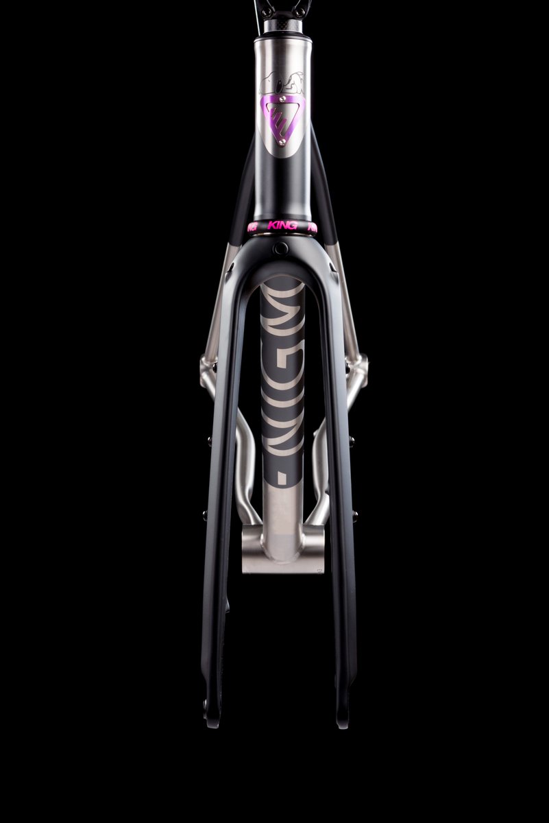 Enigmabikes's tweet photo. Sneak peek π
A fully custom Esker, handmade in titanium, finished in sleek black Cerakote with pink anodising + a custom Snoopy detail on the headtube π€π
Chris King matte punch headset ties it all together.
Got an idea for your own dream build? Drop us a message.
#Tibikes https://t.co/J7gB71pmsY