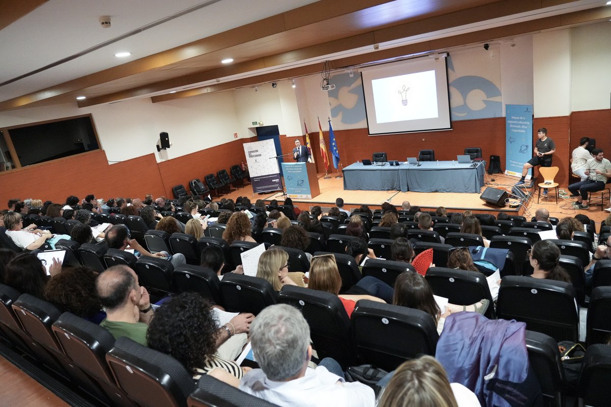 amadorpastorn's tweet image. Hoy hemos presentado la guía ‘Mejora de la respuesta educativa al alumnado con altas capacidades’. Gracias a @martatouron y Paulina Banfalvi Kam @aacclarebelion por su trabajo. Desde #CLM seguimos apostando por una escuela inclusiva que reconozca y acompañe todo el talento