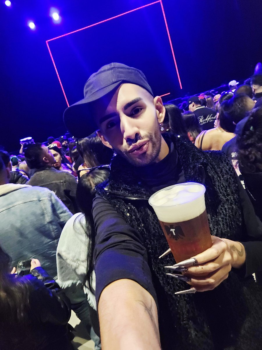 DramaQueenRemix's tweet photo. Y siempre siempre SIEMPRESOTE que vengan los grandes de la #ViejaEscuela del #Reggaeton a #CDMX YO AQUÍ ESTARE! 🖤
Que gozo ver al #Cangry! N I C K NICKY NICKY NICKY JAM 🔥 UN DURO! 🖤🔥 #PepsiCenter #NickyJam @NickyJamPR https://t.co/XO0aSuJYMy