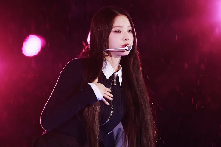 kitsheo's tweet photo. Jang Wonyoung supporting female idols in the
 industry and being respectfull &amp; kind a thread: https://t.co/jX4glrXKHc