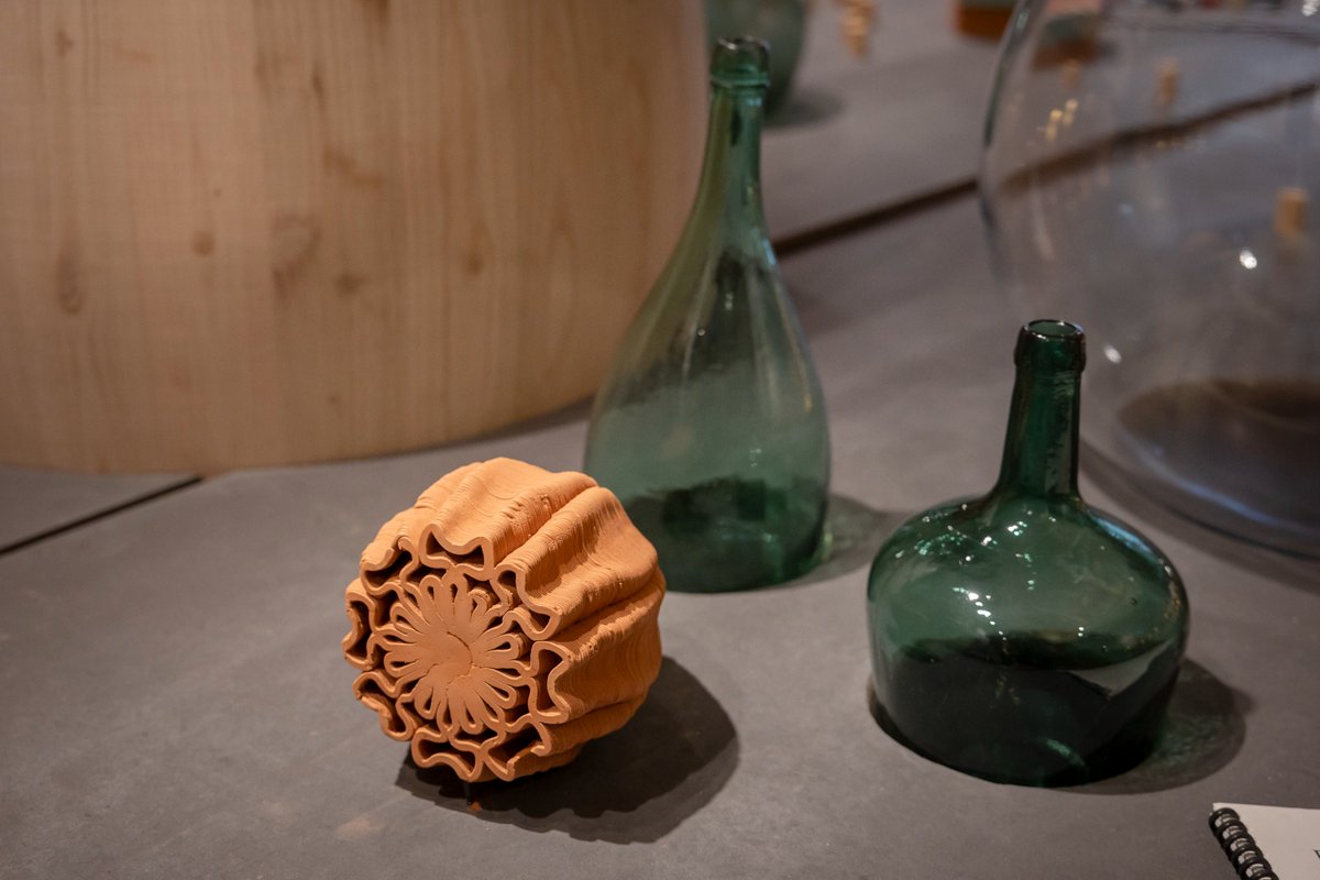 🍷Què trobarem a l'exposició temporal SIMPOSI. Oficis que parlen, vins que pensen? 

Doncs una mirada contemporània als oficis que possibiliten una ampolla de vi a través d’una instal·lació on cohabiten paisatges sonors, humans i objectuals.