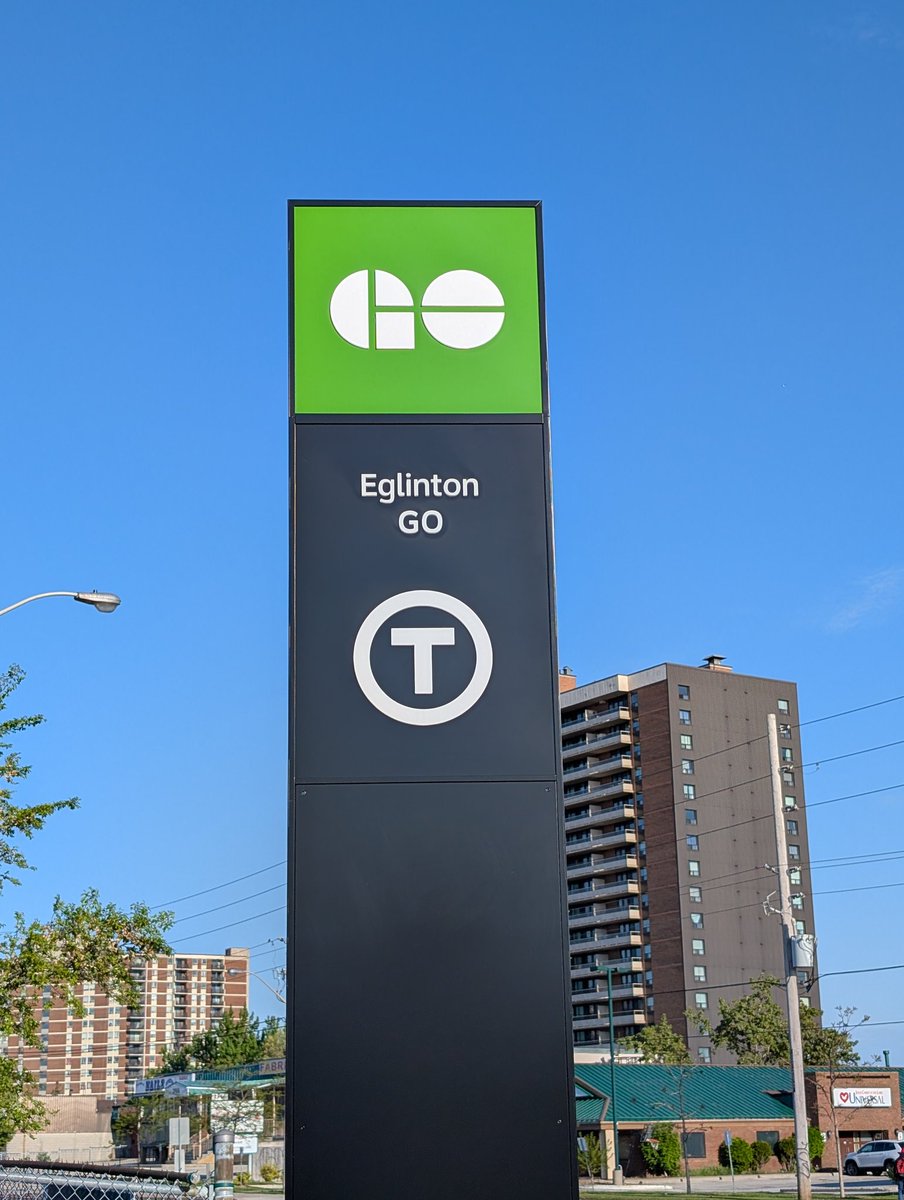 I really like these new GO Transit signage at Eglinton GO.