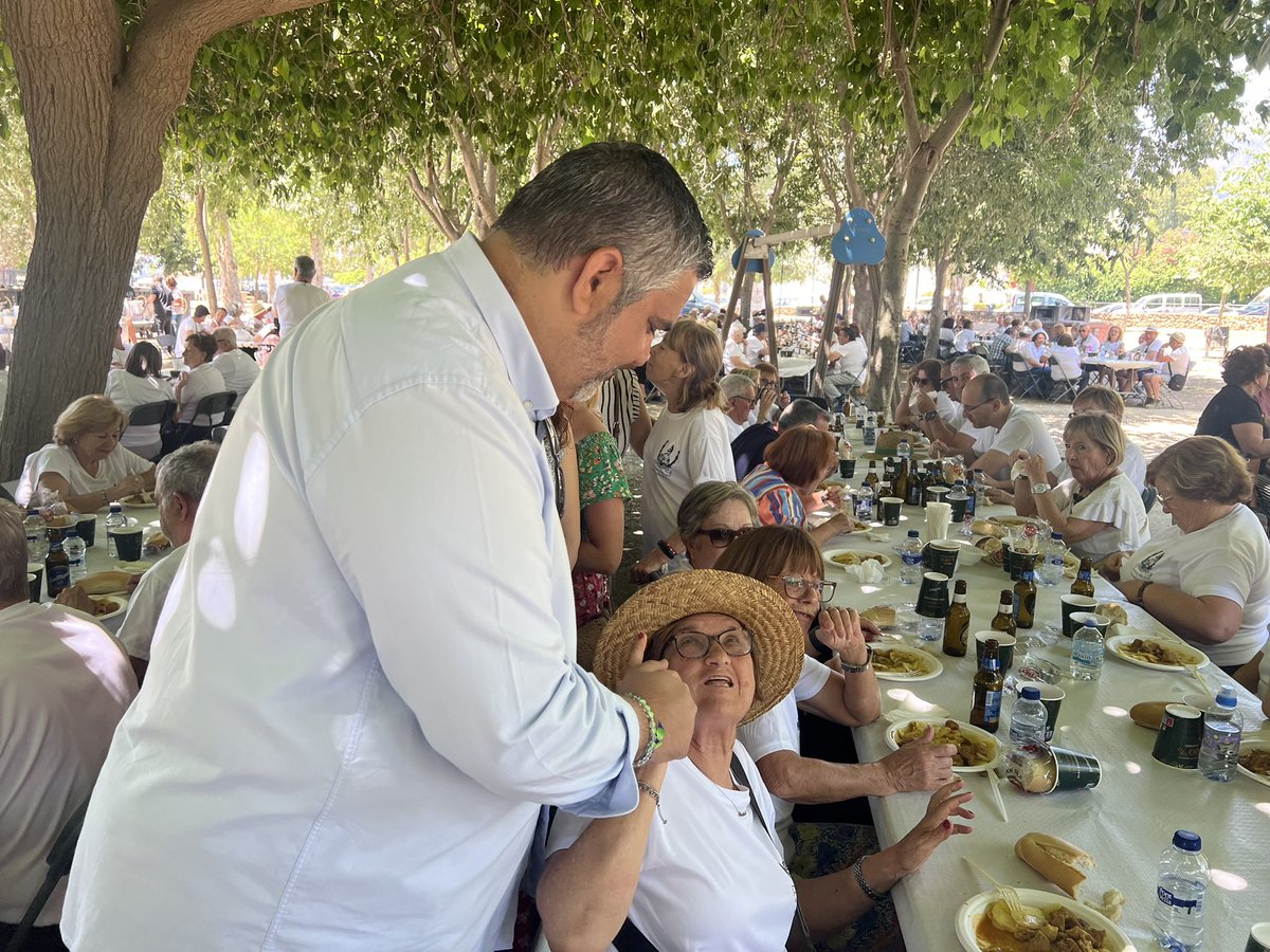 Encuentro en El Esparragal de la Asociación de Jubilados y Pensionistas de Las Lagunas 

Un placer compartir este día con ellos y escuchar sus demandas y quejas de los diferentes barrios laguneros, que para sorpresa de nadie son "inmensas"