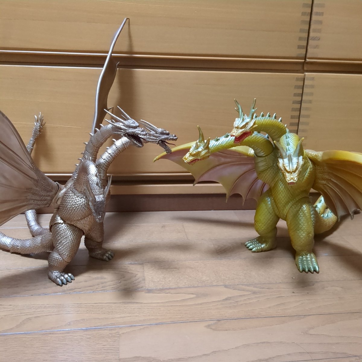 ついにうちにもhiyaギドラ着弾‼️
デカい💦
グランドキドラと比べてもこの大きさ‼️
これでビオランテとか来たらヤバそう