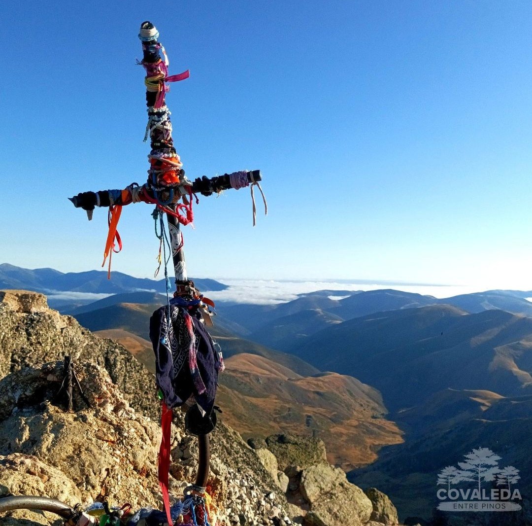 Los Picos de Urbión, situados en Covaleda (Soria), ofrecen un entorno natural excepcional para desconectar y disfrutar del senderismo. Desde Covaleda, un pintoresco municipio rodeado de extensos pinares, parten diversas rutas que permiten explorar este paraje de alta montaña.