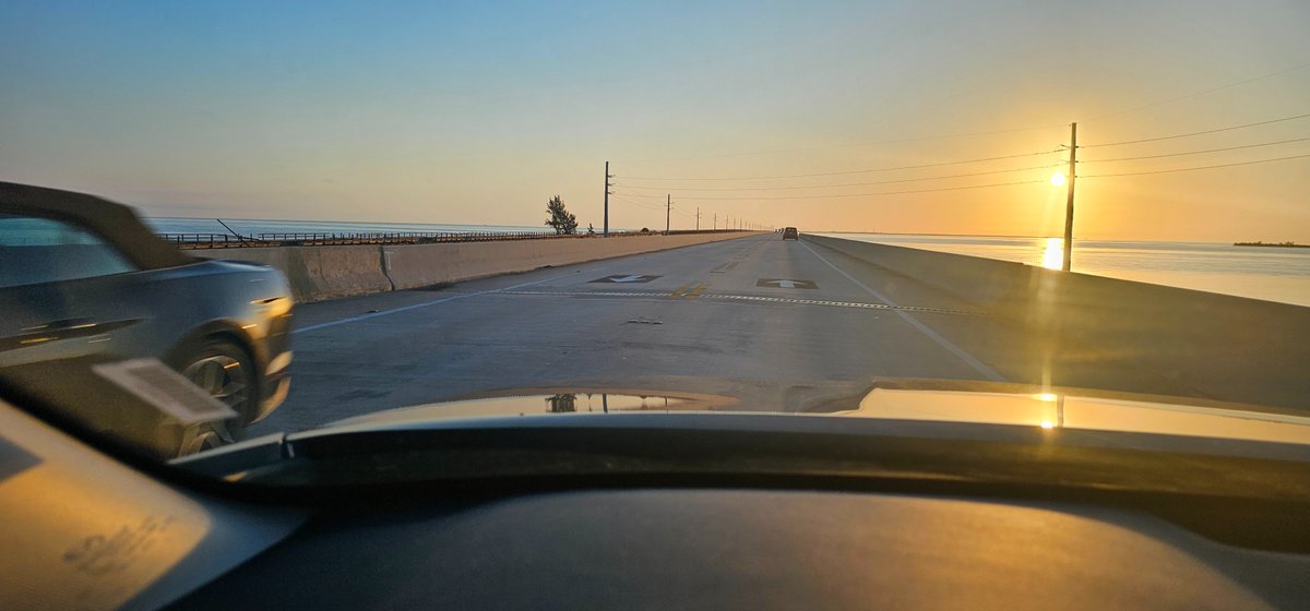 FlaKeysResorts's tweet image. &quot;The Drive That Changes Everything...&quot;

This right here.

This is the moment people spend thousands trying to find.

7 Mile Bridge at sunrise. Water on both sides. Fred The Tree standing guard.

Heading into Marathon with nothing but possibility ahead.

No meetings.
No deadlines.…