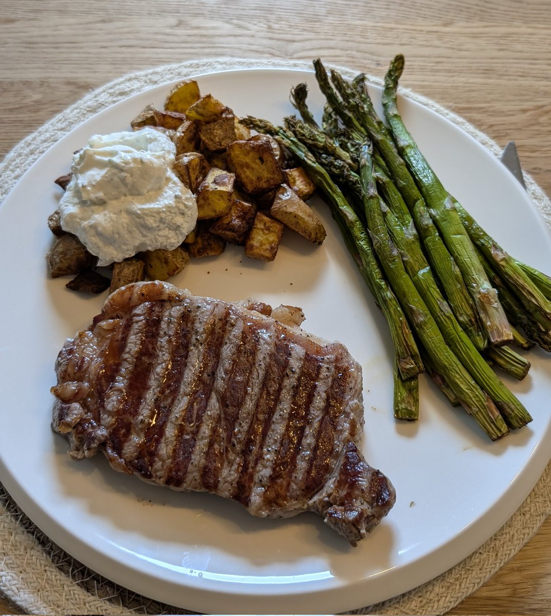 Geht schlechter :3 gönne mir nicht oft steak, aber wenn dann was gutes. 
Das ist dry aged rip eye 340gr 
(Kaufe das btw bei don carne, bin sehr zufrieden mit dem Laden)