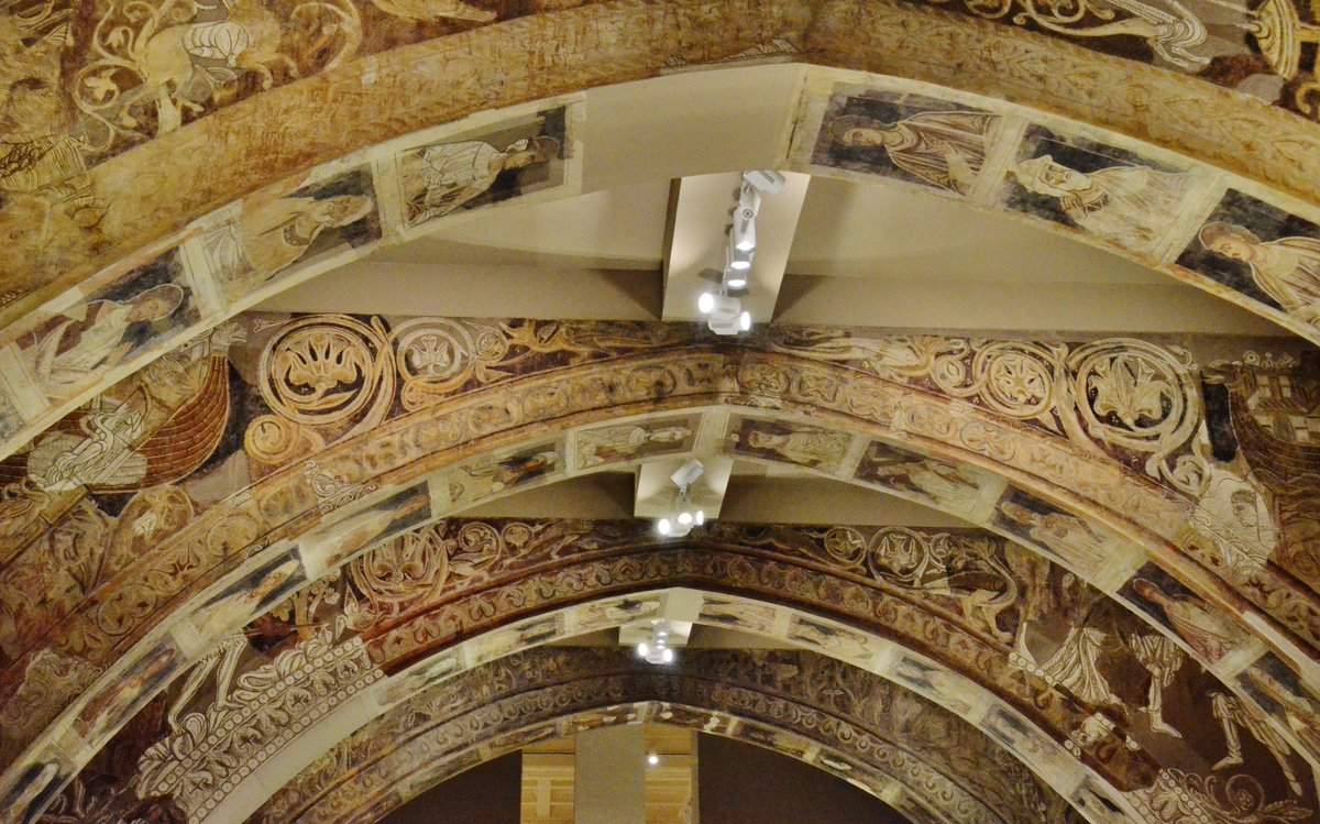 El Reial Monestir de Santa Maria de Sixena fou abandonat durant la desamortització espanyola de 1835.

El 1936 fou incendiat i profanat durant la Guerra Civil. Poc després, els catalans en salvaren i restauraren restes i murals, greument malmesos.

ca.wikipedia.org/wiki/Santa_Mar…