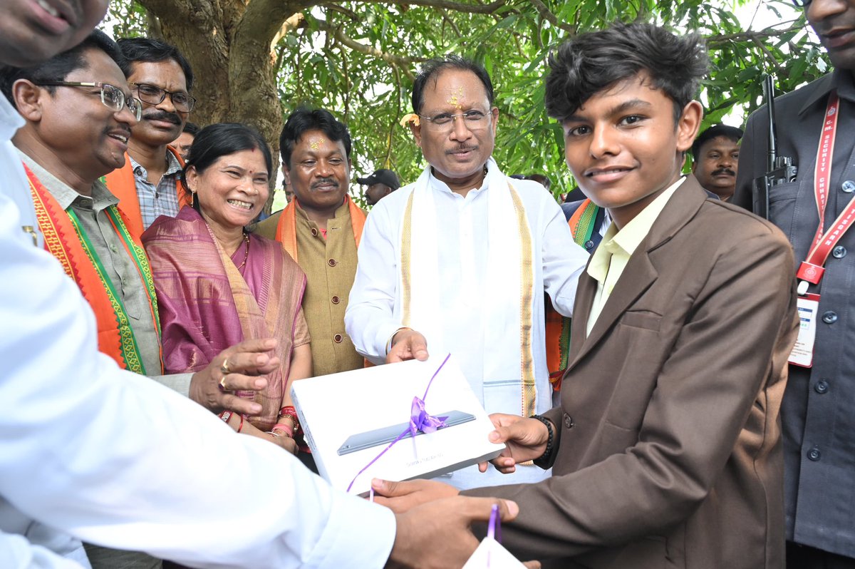 10 वीं और 12वीं के मेधावी विद्यार्थियों को मिला अच्छे प्रदर्शन का उपहार

ग्राम नारायणपाल में मुख्यमंत्री श्री विष्णु देव साय ने इन बच्चों को टैबलेट और किताबें देकर सम्मानित किया और उज्ज्वल भविष्य की शुभकामनाएँ दी।

#CGkaSushasanTihar 
#BadaltaBastar