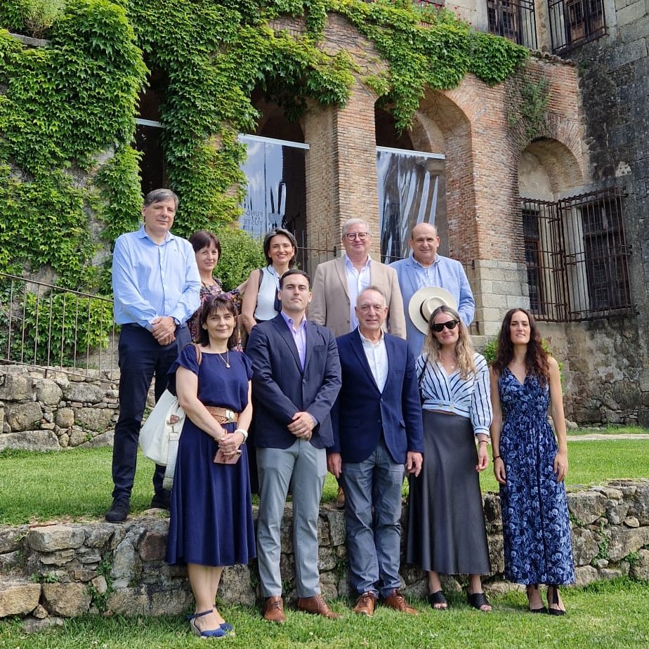 El director de la Fundación Yuste, Juan Carlos Moreno, participa en la reunión entre investigadores del <a href="/ceib_centro/">CEIB</a> de la @URJC y del <a href="/IEAL_US/">IEAL</a> para trabajar en experiencias e iniciativas en el campo de la investigación y en proyectos conjuntos para crear redes.
#sinergias #Yuste