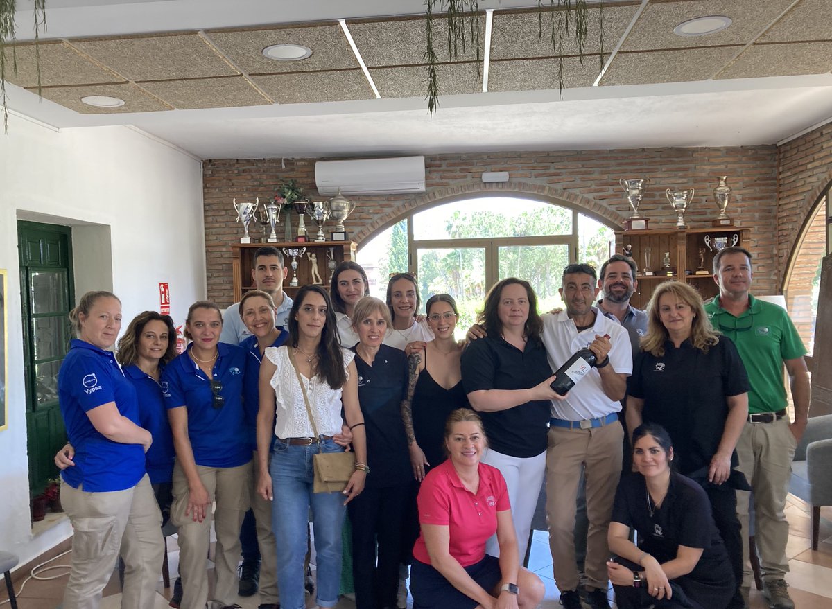 Lauro Golf Resort (@laurogolf) on Twitter photo Hay fotos que generan un algo especial ❤️
Cuando tus compañeros te quieren celebrar algo es que lo has hecho muy bien. Gracias Melissa! Mucha suerte en tu próxima etapa! 💪 Hay fotos que generan un algo especial ❤️
Cuando tus compañeros te quieren celebrar algo es que lo has hecho muy bien. Gracias Melissa! Mucha suerte en tu próxima etapa! 💪