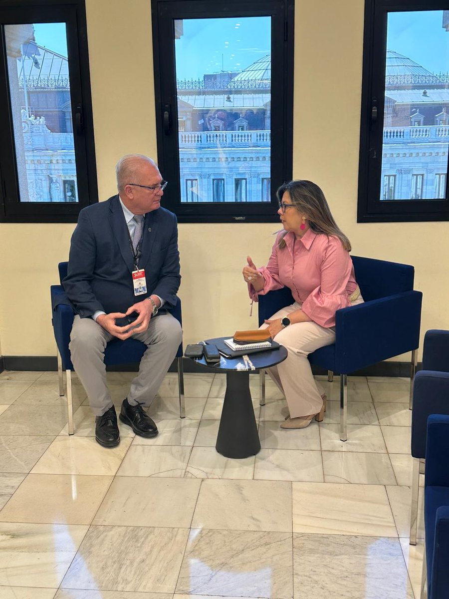 efavole's tweet photo. El Fiscal General del Estado, Emiliano Rolón, se reunió con su par de Colombia, la fiscal general de la Nación de Colombia, Dra. Luz Adriana Camargo Garzón, en un espacio clave para el análisis conjunto del avance de las investigaciones relacionadas con el asesinato del fiscal Marcelo Pecci.  En el marco de la reunión se compartió información clave sobre el avance del caso en ese país, lugar donde fue asesinado quien fuera delegado de la Unidad Especializada de Crimen Organizado #CasoPecci