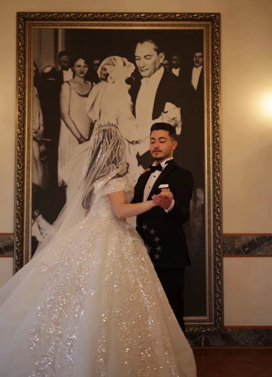 ⚪️ Yeni dünya evine giren bir çift, Atatürk’ün fotoğrafı önünde aynı pozu vermeye çalıştı.