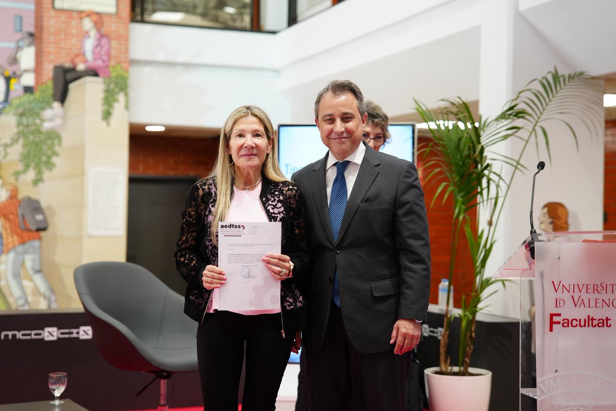 🏆El #AEDTSS35 es también para celebrar. ¡Enhorabuena a las premiadas por el premio Juan Rivero Lamas a las mejores comunicaciones y al galardonado con el Premio a la mejor tesis doctoral!
