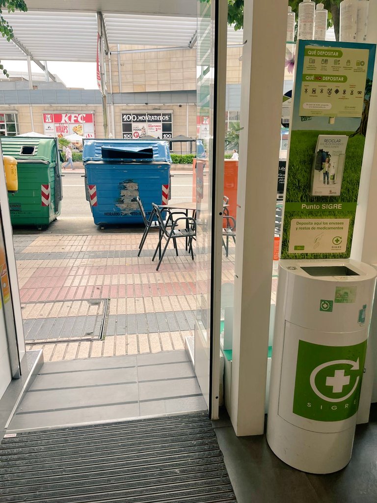 syamgo's tweet photo. @aytoSalamanca Urge solucionar las condiciones de salubridad de la ciudad.Está mañana he encontrado una #RATA en los contenedores situados en la  puerta de una farmacia.
Partiendo de que no entiendo que vaya a comprar medicamentos y pase a un metro de la basura.
#basura vs #salud https://t.co/Kiknif7STN