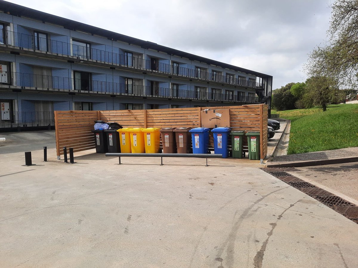 No és normal que dia si i dia també, ens trobem la basura i contenidors de la <a href="/ComunidadResa/">Comunidad Resa</a> en mig de la vorera, quan no és una cosa és un altre… pq no fer com la residència de baix (adjuntem foto)? <a href="/Girona_Cat/">Ajuntament de Girona</a>