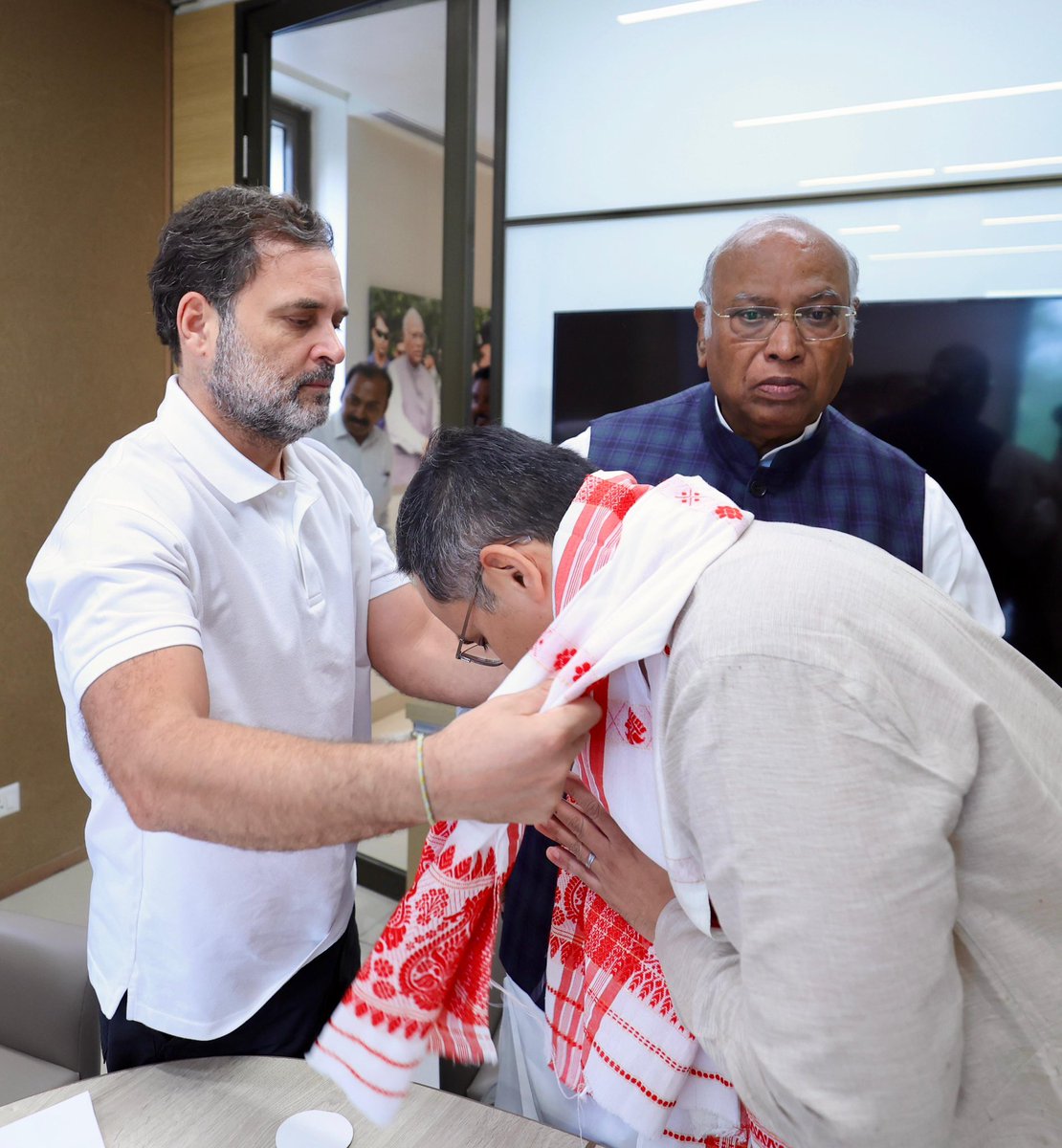 GauravGogoiAsm's tweet photo. आज इंदिरा भवन, नई दिल्ली में कांग्रेस अध्यक्ष श्री @kharge और नेता विपक्ष श्री @RahulGandhi से @INCAssam के नवनियुक्त पदाधिकारियों के साथ मुलाकात का अवसर मिला।इस अहम बैठक में संगठन महासचिव श्री @kcvenugopalmp, प्रभारी महासचिव श्री @JitendraSAlwar भी मौजूद रहे।

असम प्रदेश अध्यक्ष के रूप में यह मेरे लिए एक प्रेरणादायक क्षण रहा. शीर्ष नेतृत्व से दिशा मिली और संगठन को नई ऊर्जा और प्रतिबद्धता के साथ आगे बढ़ाने का संकल्प और भी मजबूत हुआ।