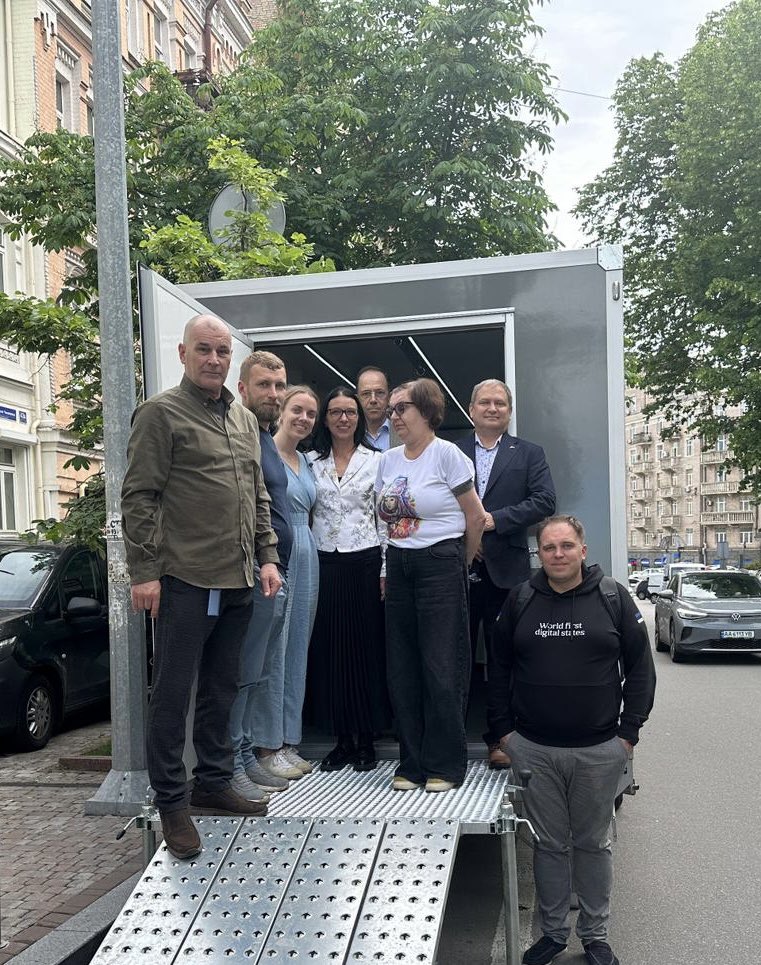AnnelyKolk's tweet photo. Honoured to meet🇪🇪 volunteers @torhalla &amp; @ErkoLaidinen1 who have helped 🇺🇦 for 2yrs with mobile stabilisatiion centers to front lines. These people with big hearts ♥️ help to save warriors lives. 
Huge respect🫡 https://t.co/8JuomVlOSx