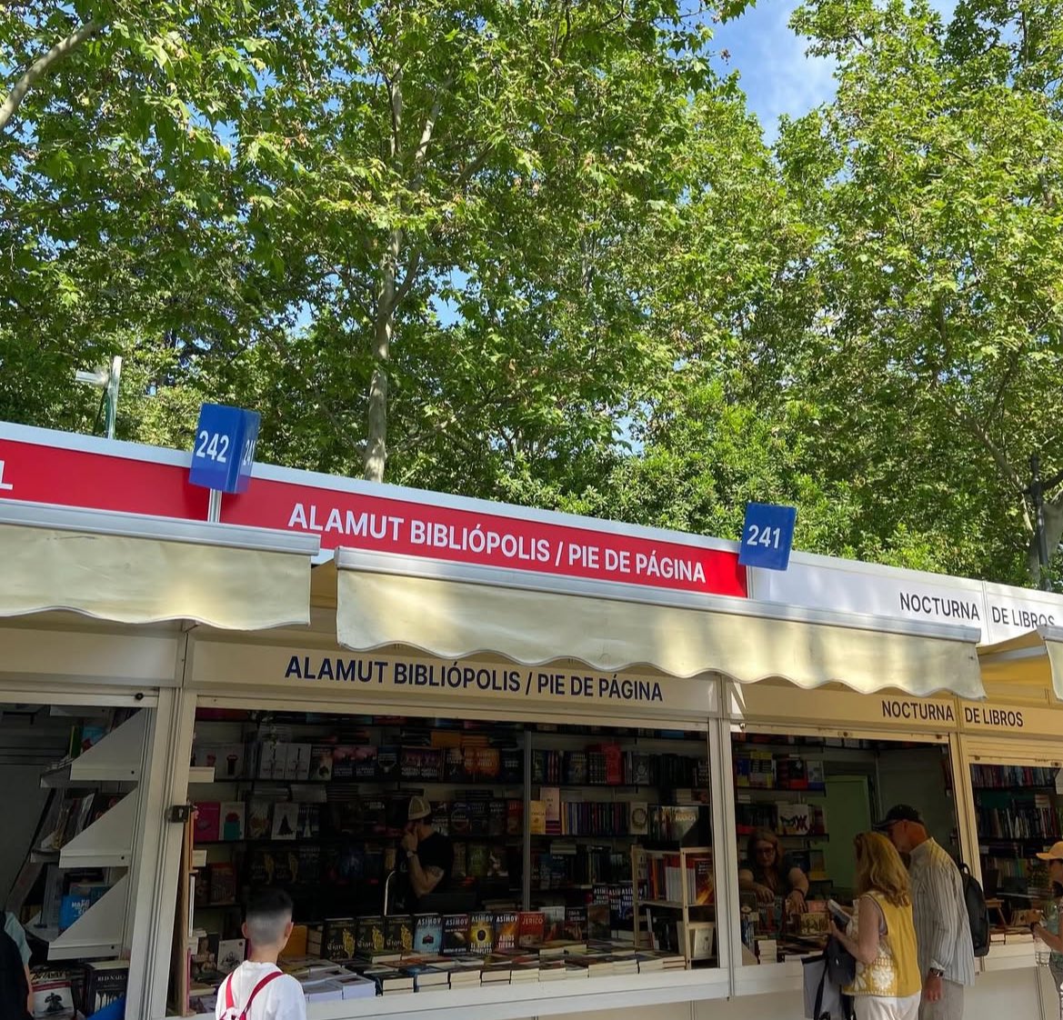 me levanté media sensible porque es el segundo año que mi poemario está en la feria del libro de Madrid y todo es gracias a la infinita amabilidad de <a href="/maresiapdp/">Maresía</a> que confío en ese manuscrito y decidió publicarme en otro país por primera vez ❤️