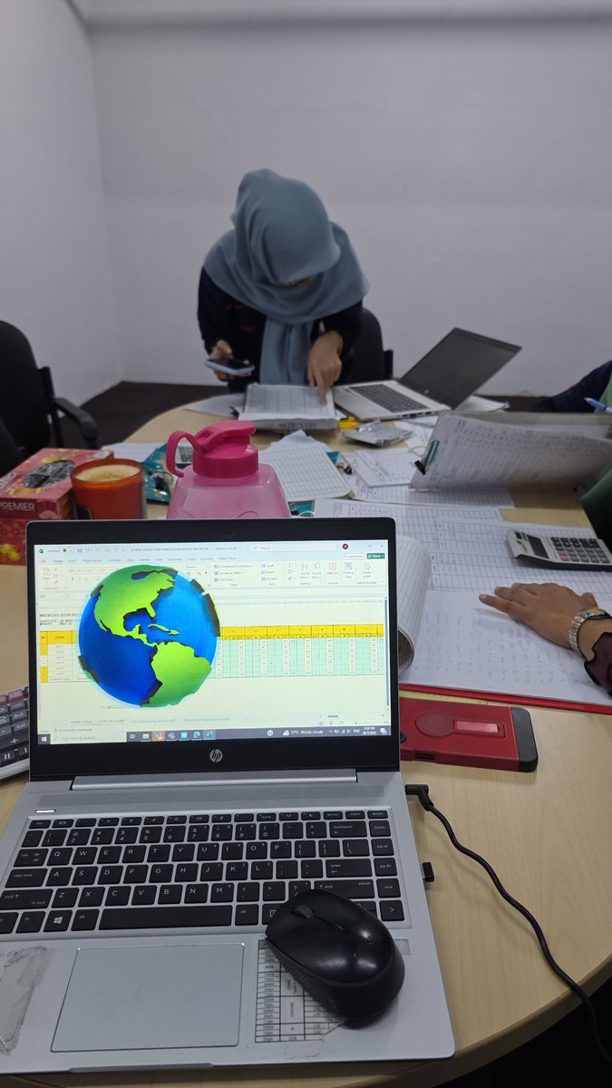 ChaAtira's tweet photo. Sampai bila nak kerja kuat tirah?! Sesungguhnya aku kesian kat diri aku sendiri. Diri sendiri hidup takda life language kat office. https://t.co/Tlx1IXYQ52