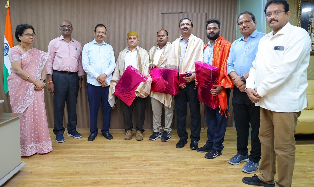 SajjanarVC's tweet image. విధి నిర్వహణలో టీజీఎస్ఆర్టీసీ సిబ్బంది తమ నిజాయితీని నిరూపించుకున్నారు. బస్సుల్లో పొగొట్టుకున్న రూ.19 లక్షల విలువైన వస్తువులతో కూడిన బ్యాగ్లను ప్రయాణికులకు అందజేిసి.. మానవత్వాన్ని చాటుకున్నారు.
ఈ నెల 25న సూర్యాపేట-హైదరాబాద్ మార్గంలో వెళ్తోన్న బస్సులో ఒక ప్ర…