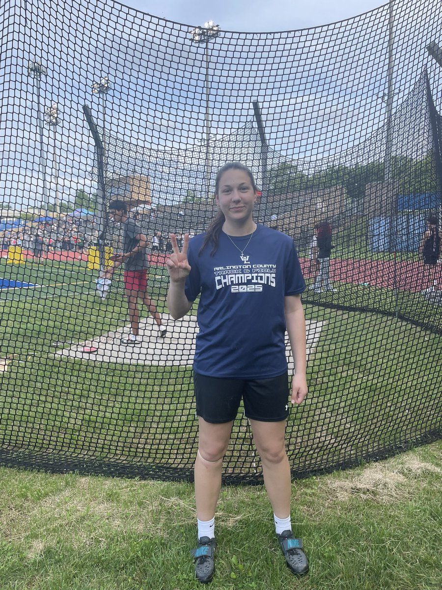 MPierceAPS's tweet photo. Eve takes second in the disc with a PR of 111’5 among an Arlington dominated region 🤩🤩 @WLHSAthletics https://t.co/bCZu5uewMG