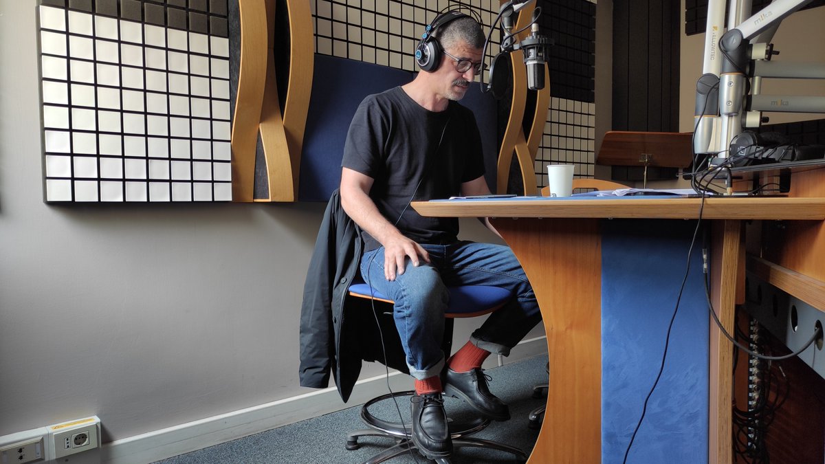 Erano belle le notti e bastava il minimo contatto perché ci sentissimo felici. Oltre ai nostri grandi momenti avevamo piccole maniere d'amarci e cercavamo di suggerirci qualche pensiero quando eravamo lontani. Francesco Villano legge Addio alle armi di Ernest Hemingway, qui