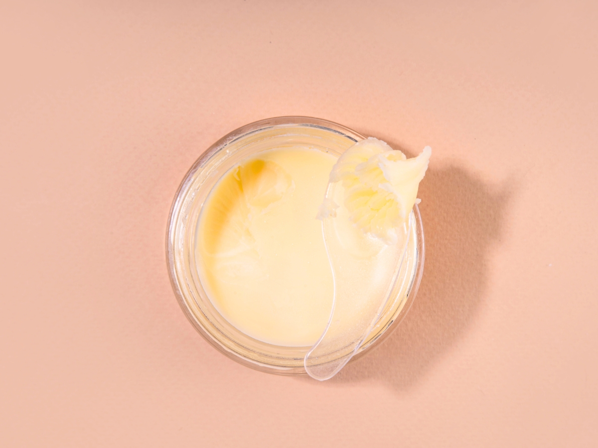 ElisaZunder's tweet photo. In den letzten Monaten ist sie überall aufgetaucht: Tallow Creme. Auf TikTok, Instagram und in diversen Skincare-Foren wird heiß über den neuen alten Hautpflege-Trend diskutiert. Kennst du Tallow schon?

https://t.co/IcyWZBozCe https://t.co/X7RyaIghrL