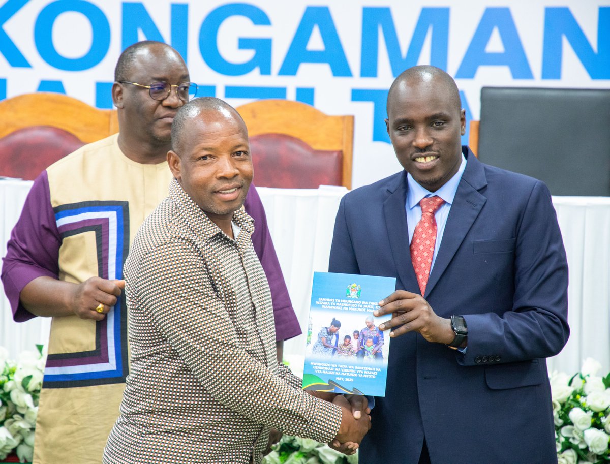 UZINDUZI RASMI Mhe. Dkt Doto Biteko, Naibu Waziri Mkuu, amezindua Mwongozo wa Taifa wa Vikundi vya Wazazi vya Malezi na Matunzo ya Mtoto jijini Mwanza wakati wa #TanzaniaMaleziSummit2025. Mwongozo huu ni hatua kubwa ya kuimarisha malezi na matunzo ya watoto. #MtotoKwanza