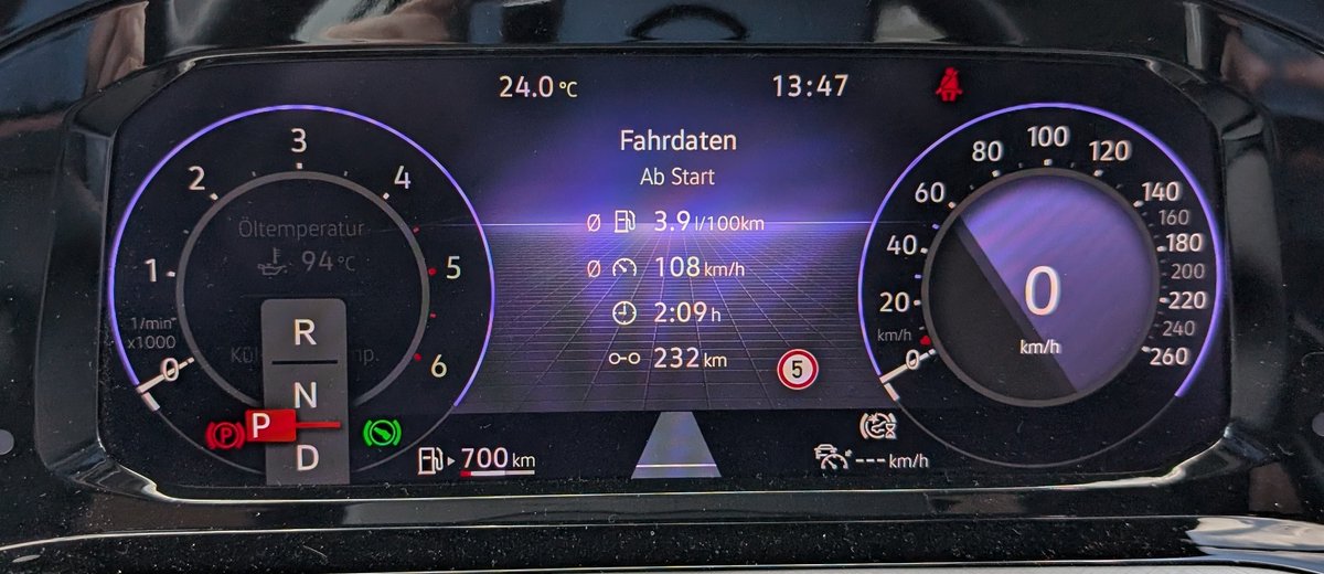 Warum ich Happy bin den Diesel genommen zu haben statt Elektro in der Preisklasse.

5,69€ auf 100km bei 130kmh Tempomat, Reichweite über 1400km.

Für das Geld hätte ich ein E Auto mit um die 400km Reichweite bei schönem Wetter bekommen, bei 100kmh.